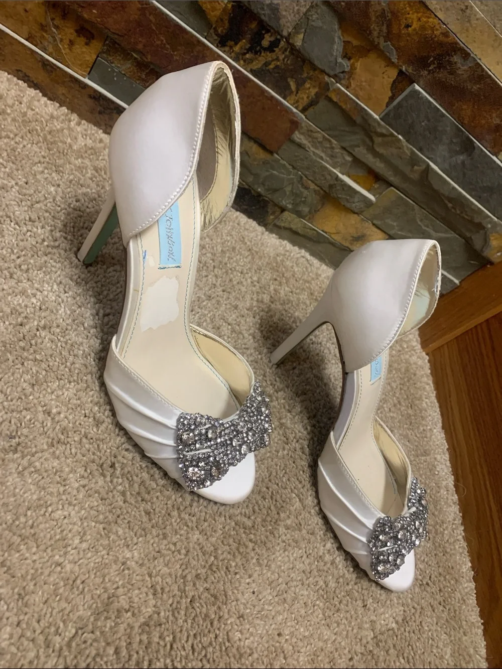 Blue by betsey Johnson 7.5 sb gown Ivory Crystal Bow Peep-Toe High Heels